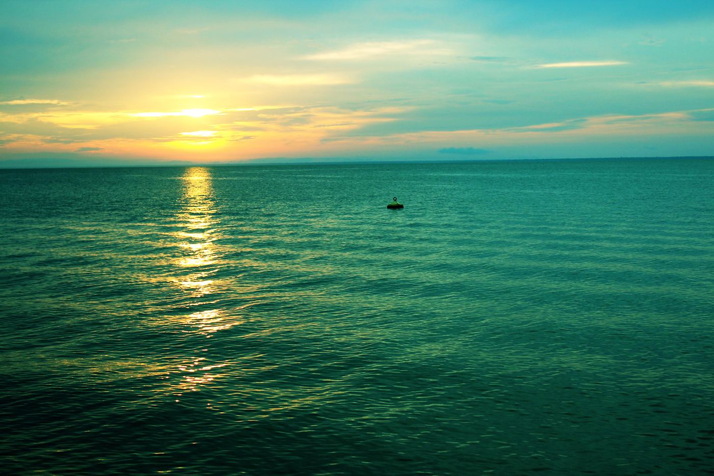 Pôr do sol sobre as águas esmeralda do Rio Tapajós em Alter do Chão, Pará
