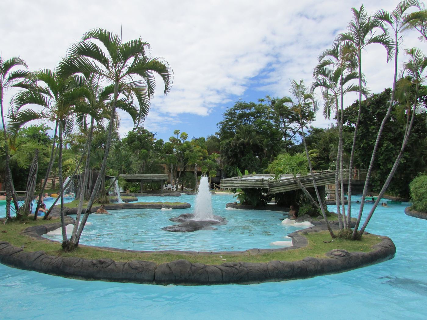 Piscina termal com fonte e palmeiras em parque aquático de Caldas Novas, Goiás