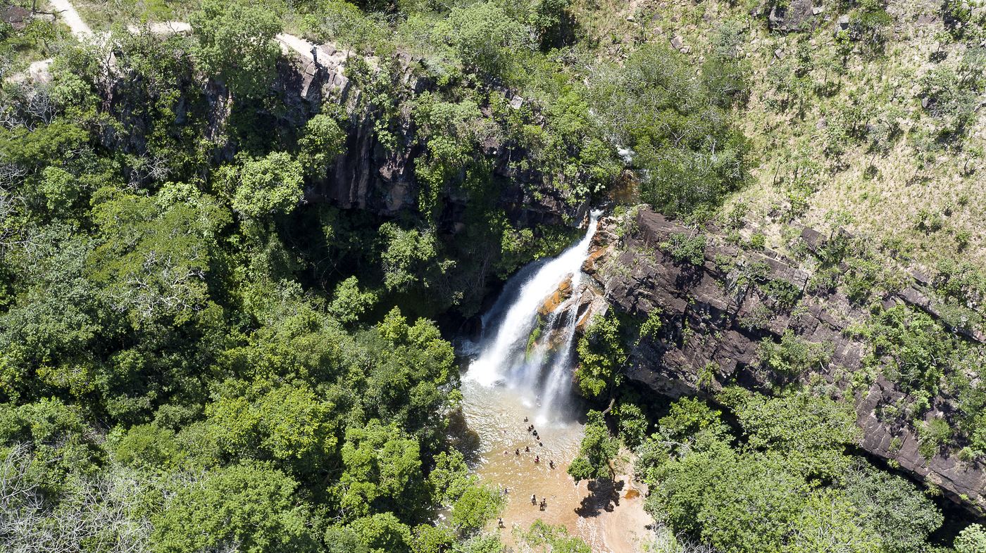 Vista aérea da Cachoeira Véu de Noiva na Chapada dos Guimarães, Mato Grosso, com vegetação de cerrado ao redor