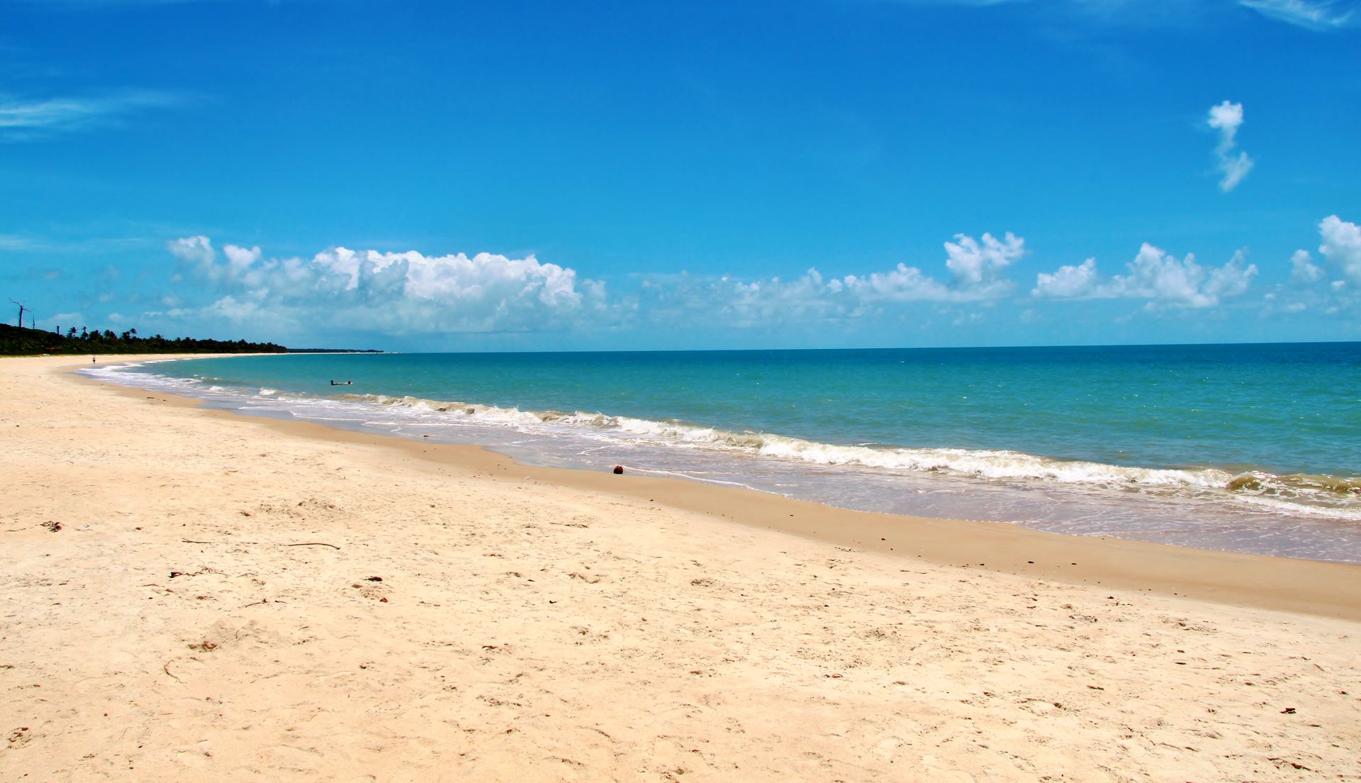 Praia deserta da Ponta do Corumbau, Prado, Bahia — areia branca e mar esverdeado cristalino