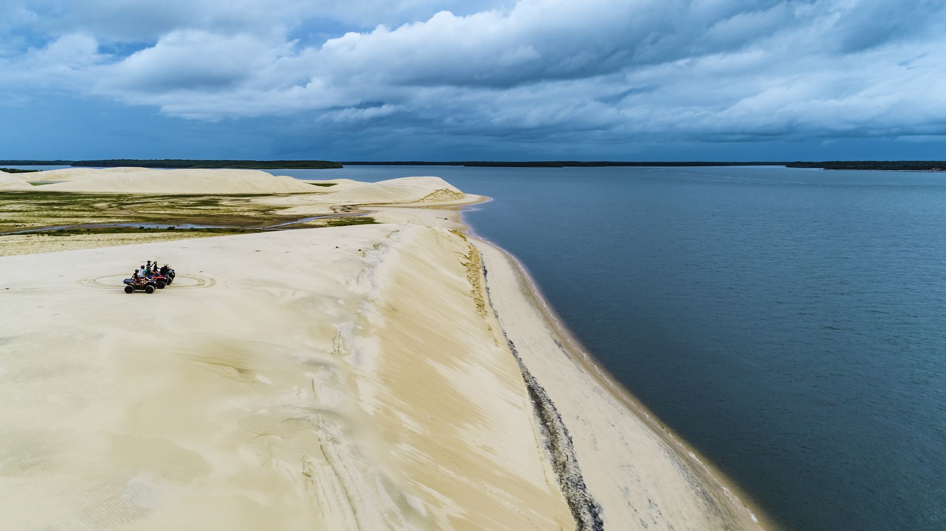 Dunas com quadriciclos às margens do Rio Parnaíba no Delta do Parnaíba, Piauí