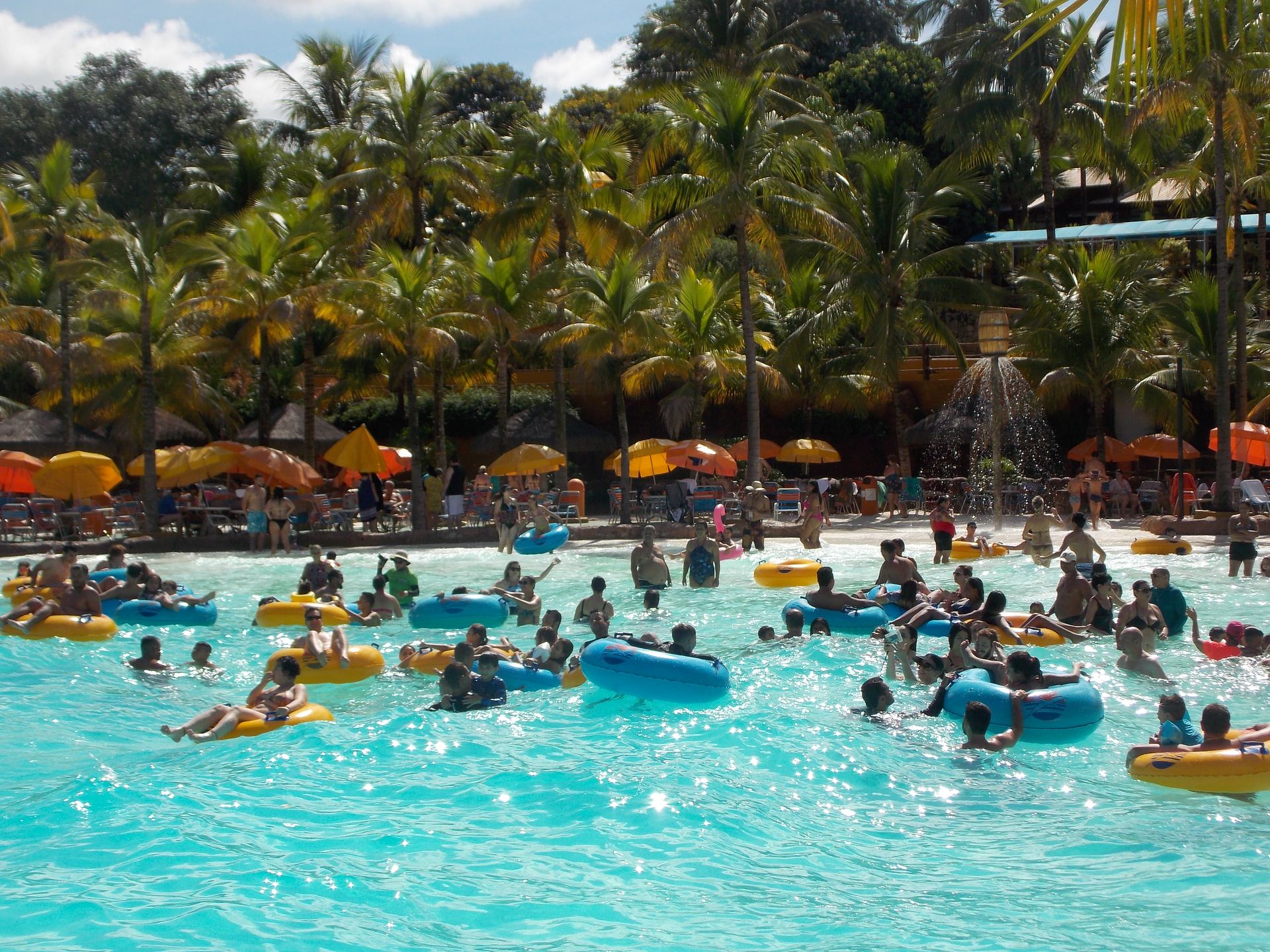 Piscina de ondas do Thermas dos Laranjais em Olímpia, SP, com bóias coloridas e palmeiras ao fundo