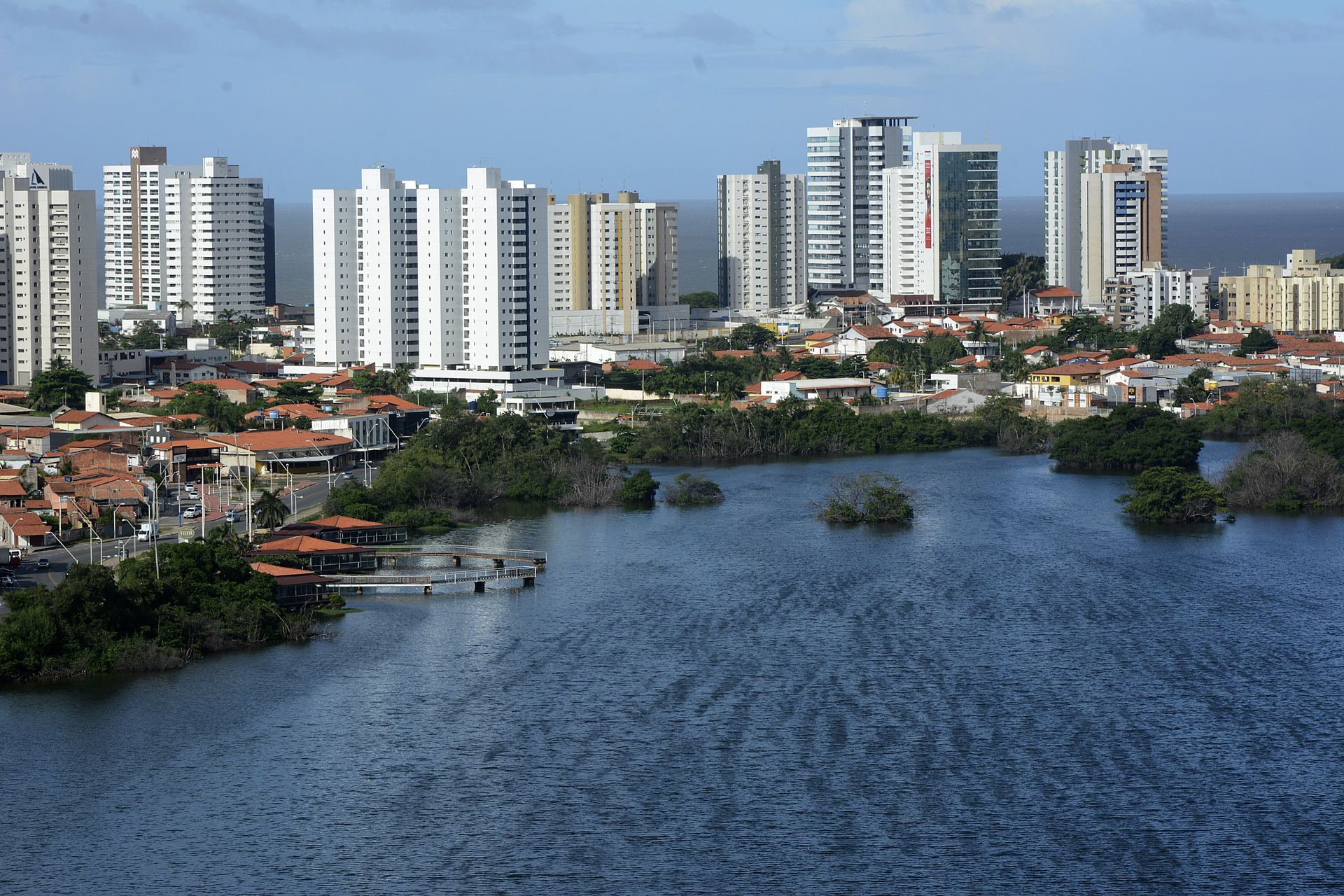 Lagoa da Jansen com o skyline de São Luís do Maranhão ao fundo